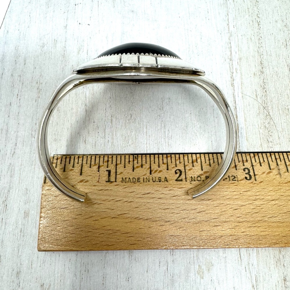 E YAZZIE Navajo sterling silver, large onyx cuff bracelet, 47.2g - Picture 12 of 13